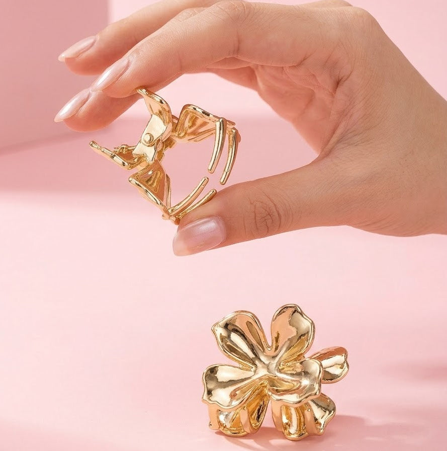 Pinzas minis de flor doradas