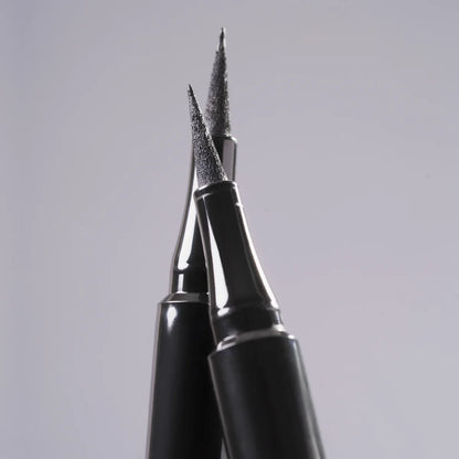 Delineador en plumón negro Atenea